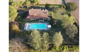 Casale con piscina nel Monferrato