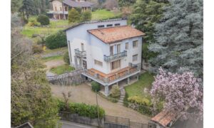 Elegante villa con ampio giardino